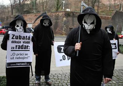 Prosincové protesty proti radaru před Úřadem vlády ČR